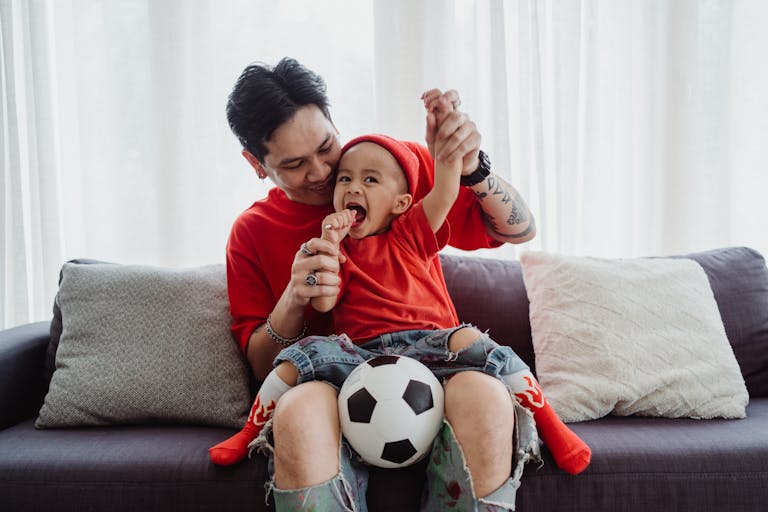 ojciec i syn podczas urlopu ojcowskiego